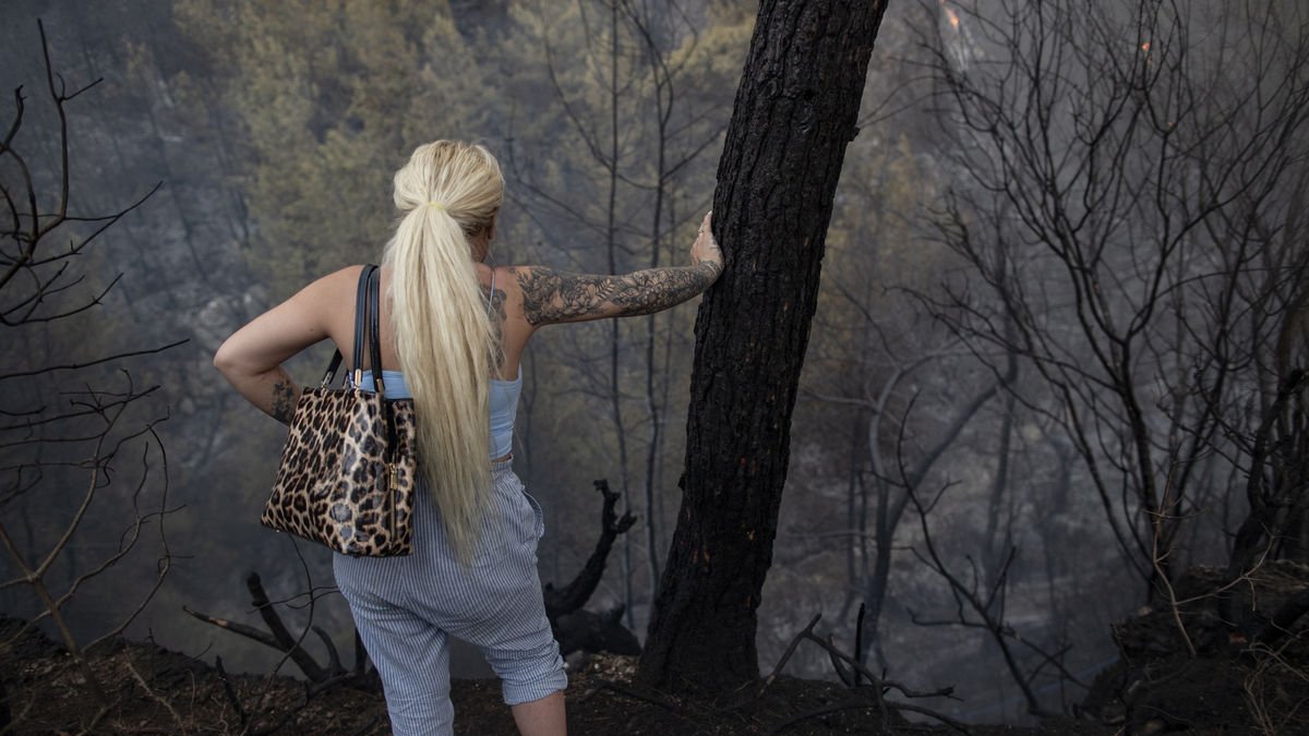 Una mujer ante los restos de un incendio en Turquía. - EFE