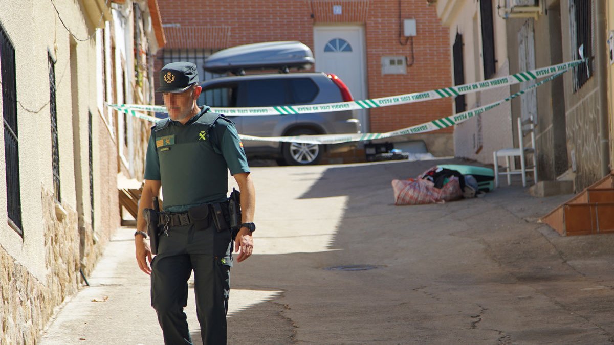 Un agente de la Guardia Civil en el lugar de los hechos en Otero. - EUROPA PRESS