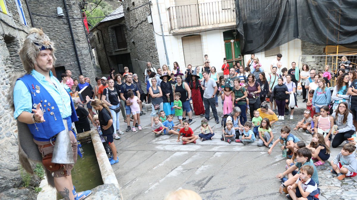 La Vall de Cardós presentaba ayer este animado aspecto con motivo de la celebración de Ambruixa’t. - EDGAR ALDANA