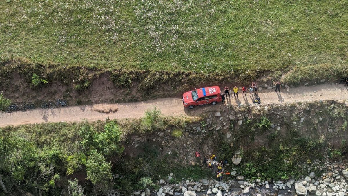 Vista del rescat ahir d’un ciclista al Pont de Suert. - BOMBERS DE LA GENERALITAT