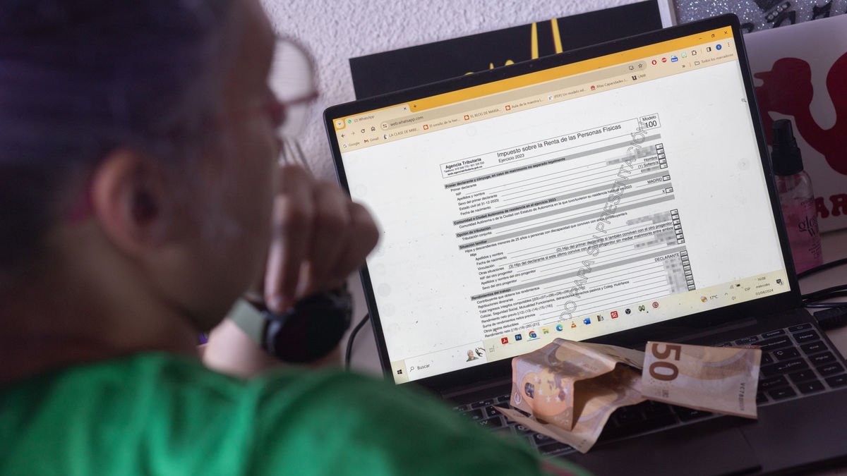 Un contribuyente elaborando la declaración de la Renta en la última campaña. - EUROPA PRESS