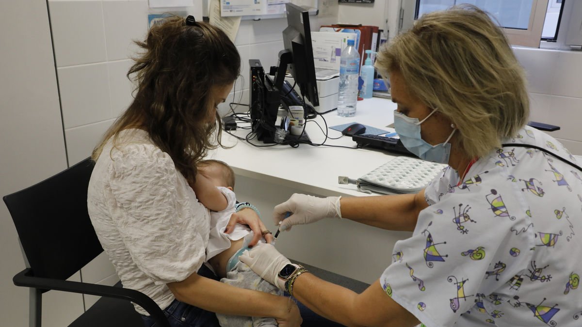 Imagen del inicio de la campaña de vacunación a bebés contra la bronquiolitis el pasado octubre. - AMADO FORROLLA