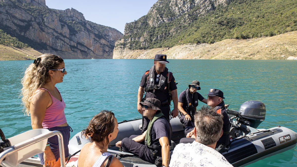 Una playa a casi mil metros de altitud ■ El embalse de La Torrassa, ubicado en el cauce del Noguera Pallaresa entre La Guingueta d’Àneu y Escaló, a casi mil metros de altitud, presentaba ayer un concurrido aspecto con la presencia de cientos ... - EDGAR ALDANA