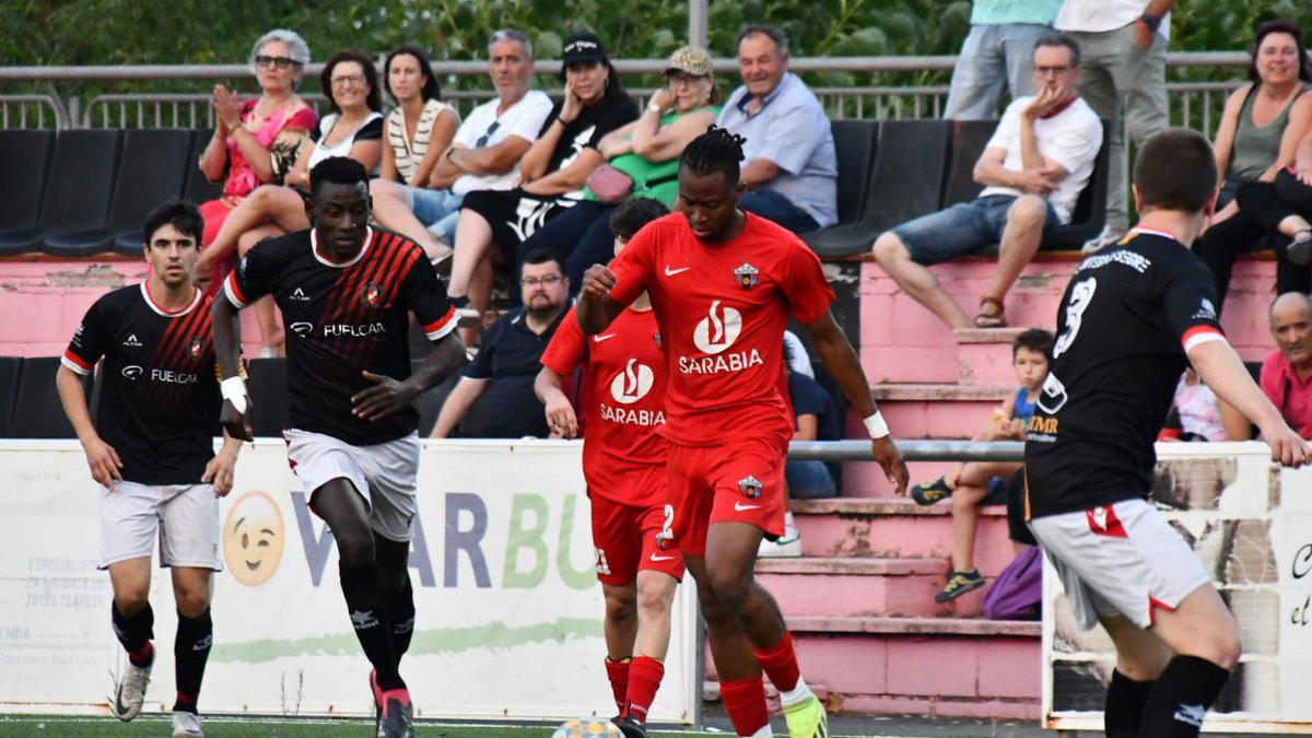 Una acción del encuentro que disputaron ayer el Alpicat y el Artesa de Segre. - I.S.