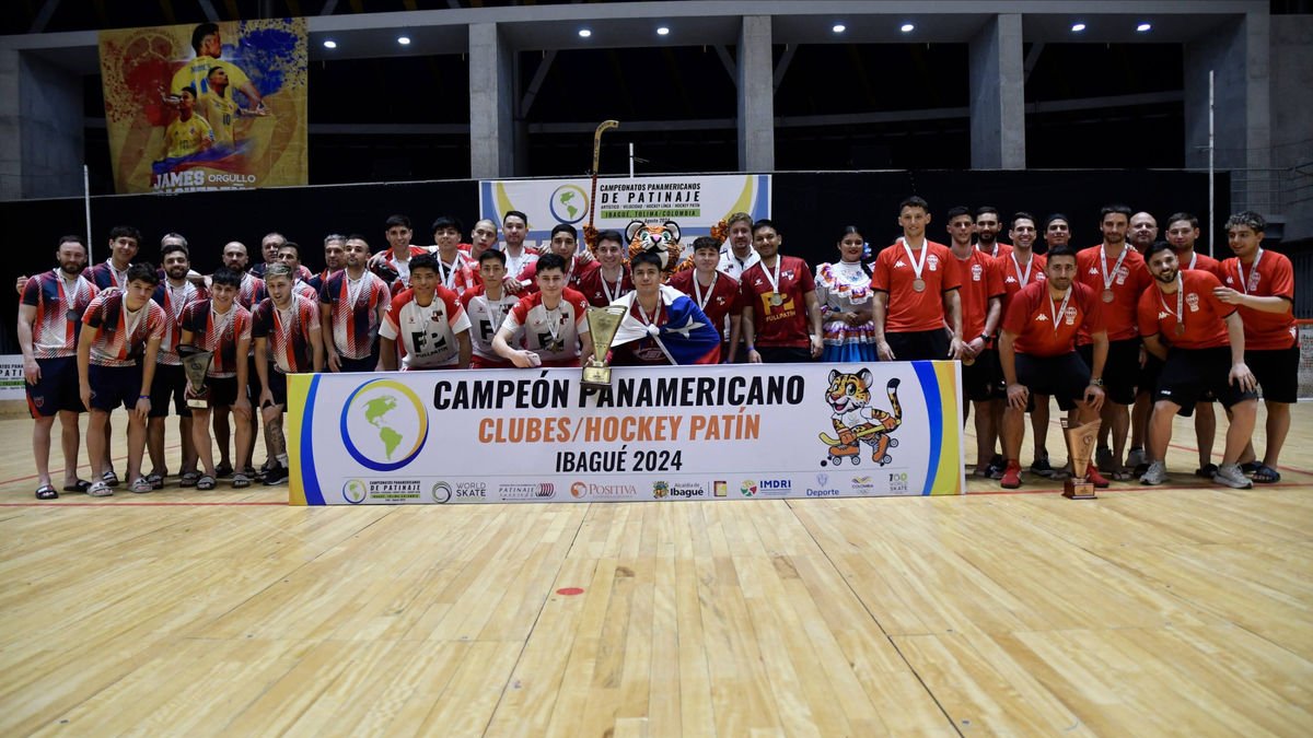 Nico Ojeda, darrere de la copa, a la segona fila.