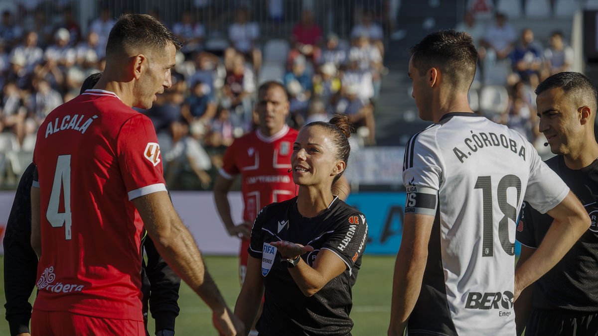 Marta Huerta de Aza, primera mujer en dirigir un partido de fútbol profesional masculino. - EFE