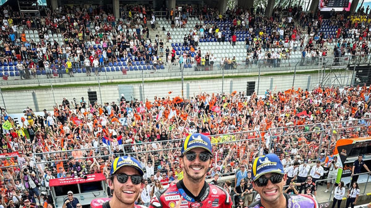 Bagnaia celebra su triunfo junto a Jorge Martín y Enea Bastianini. - EFE/EPA/EXPA/JOHANN GRODER