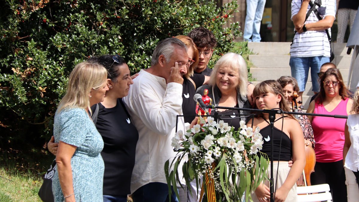 Un momento de la inauguración del monolito ayer en Ripoll. - ACN
