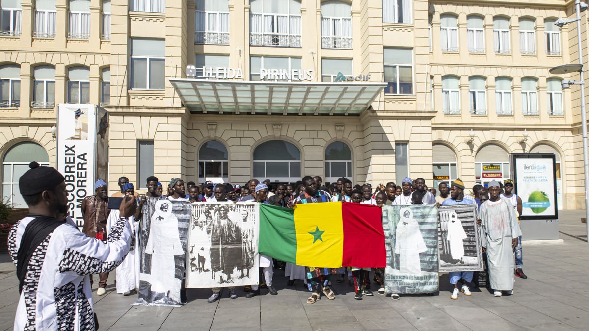 La comunitat senegalesa va desfilar ahir per Lleida, des de l’estació de tren fins a la plaça Sant Joan. - JORDI ECHEVARRIA