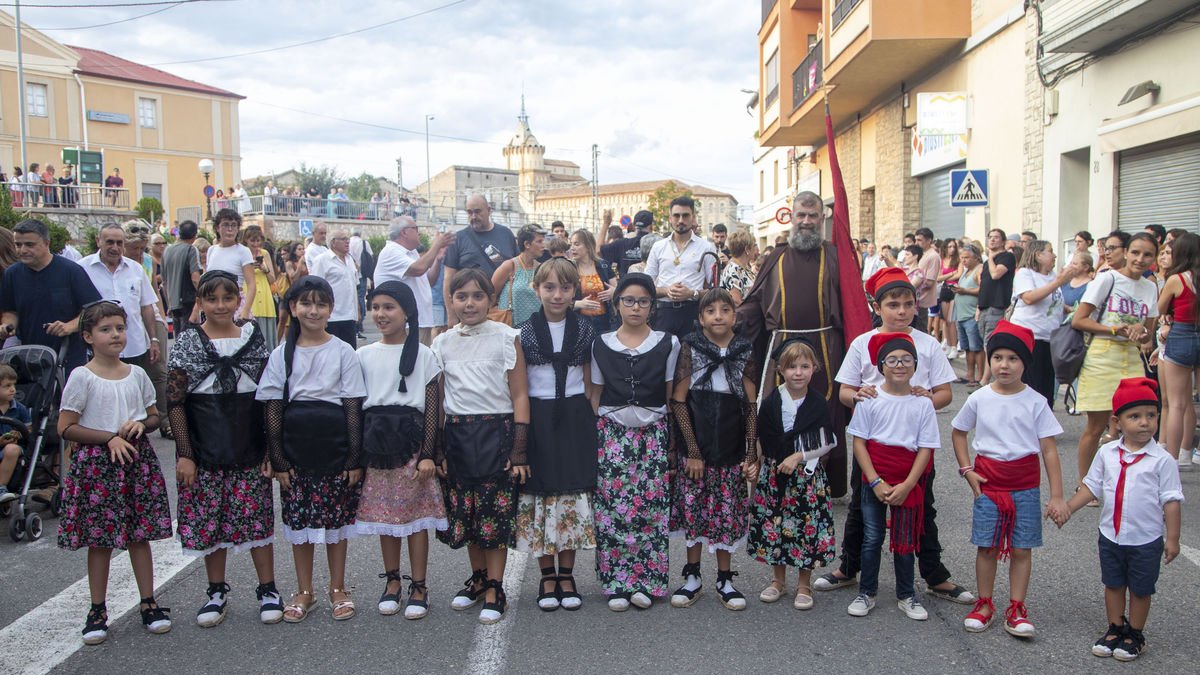 Los más pequeños encabezaron el desfile junto al anacoreta de Sant Magí, encarnado desde hace 32 años por Jordi Casado. - LAIA PEDRÓS