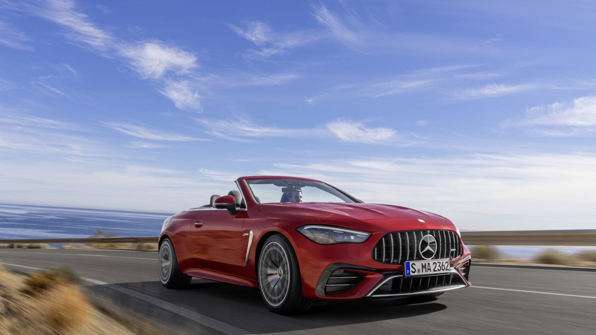 Amb el seu ampli espai o el sistema deflector de vent elèctric AIRCAP®, aquest quatre places és totalment apte per a l’ús durant tot l’any.