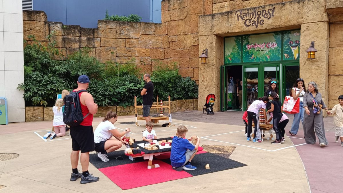 Instalación 'Xics de Xurrac' de Tombs Creatius en Disneyland Paris