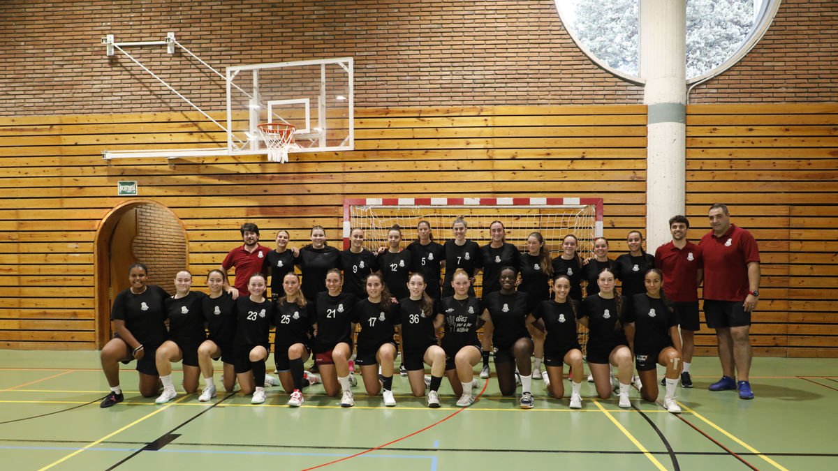 Plantilla del Lleida Handbol Club, que ahir va fer el primer entrenament. - AMADO FORROLA