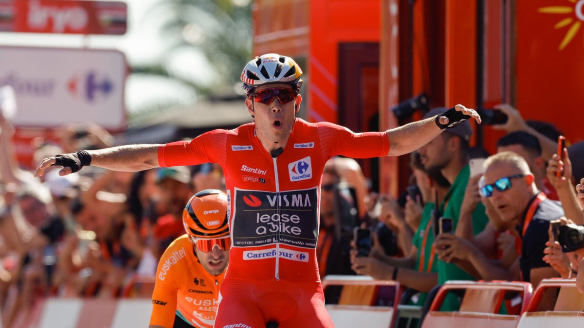 Van Aert celebra su triunfo de etapa que le hace más líder en la Vuelta a España. - EFE