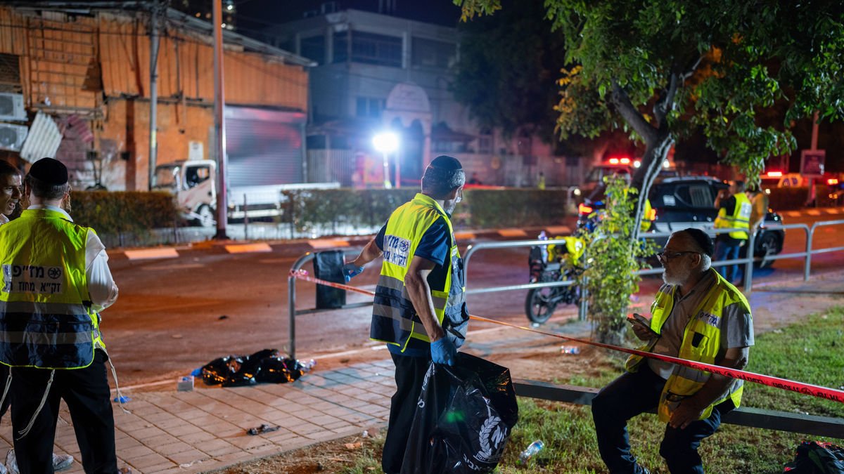 Agentes israelíes en la zona del último ataque suicida en Tel Aviv. - LIA YEFIMOVICH / DPA