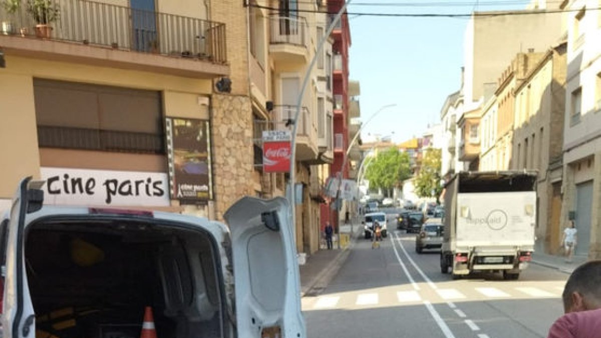 La instal·lació de les bandes reductores de velocitat. - A.S.