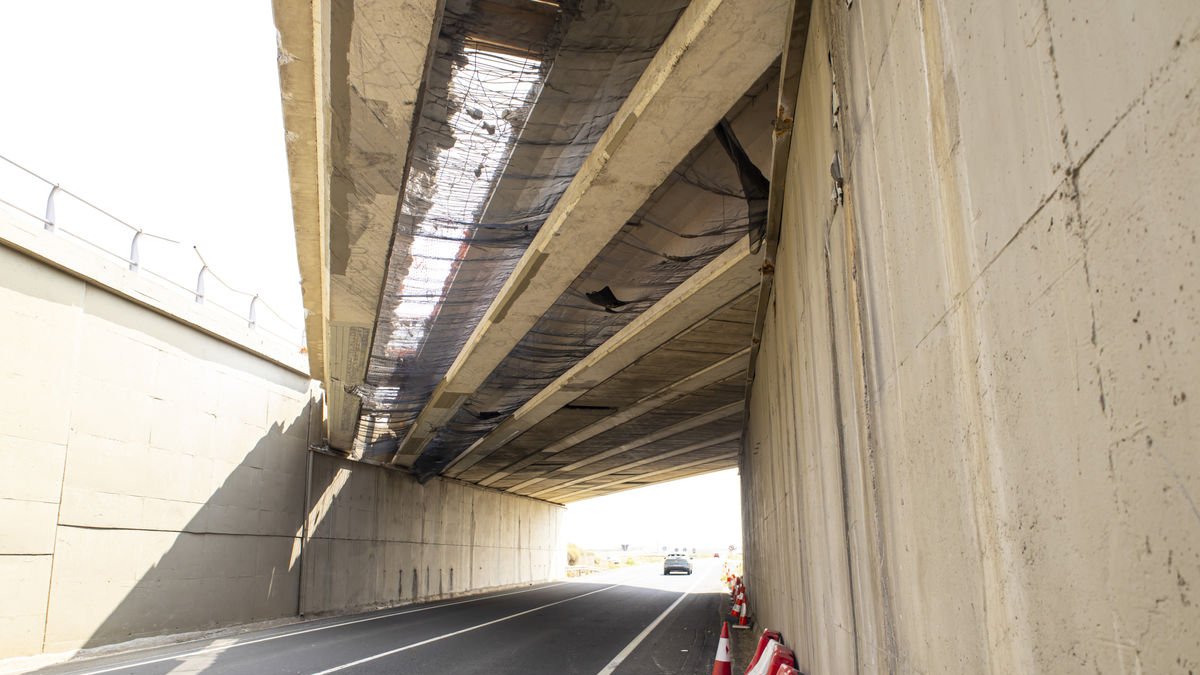 Consolidar la estructura tras acabar con su saneamiento  ■  Las brigadas de Carreteras del Estado procerán hoy por la noche as partir de las 22.00 horas a reparar uno de los arcenes de la AP-2 que quedaron afectados por el choque de un camión que ... - JORDI ECHEVARRIA