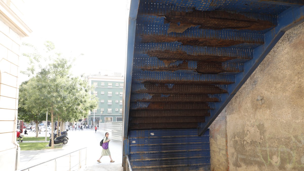 La zona inferior de la pasarela, oxidada y descanterada.