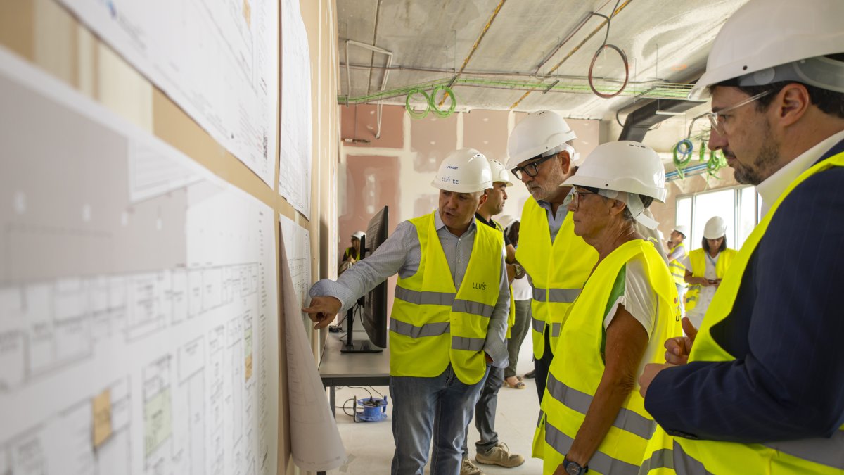 Un momento de la visita de la nueva consellera de Salud, Olga Pané, a las obras del nuevo edificio de consultas externas del Arnau de Vilanova.