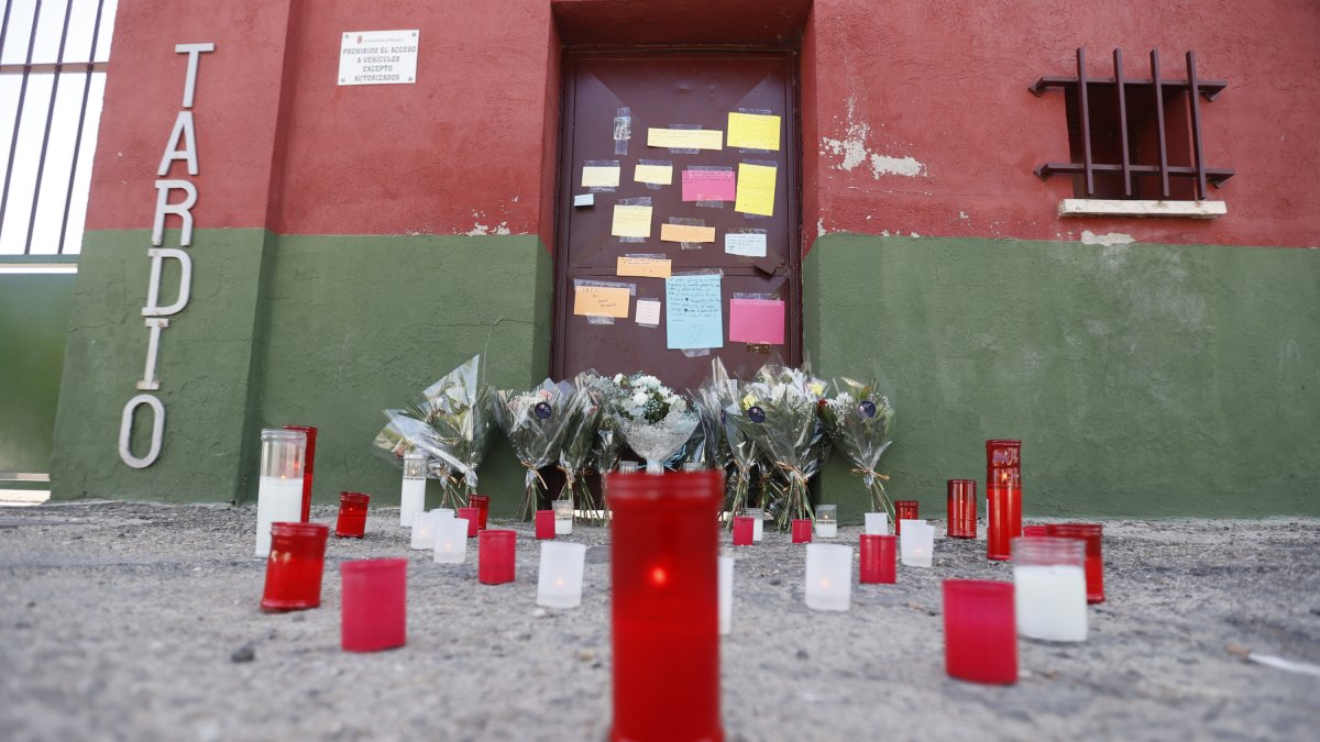 Velas y flores recuerdan a Mateo, de 11 años, ante el polideportivo Ángel Tardío en Mocejón (Toledo) donde fue asesinado el pasado domingo.