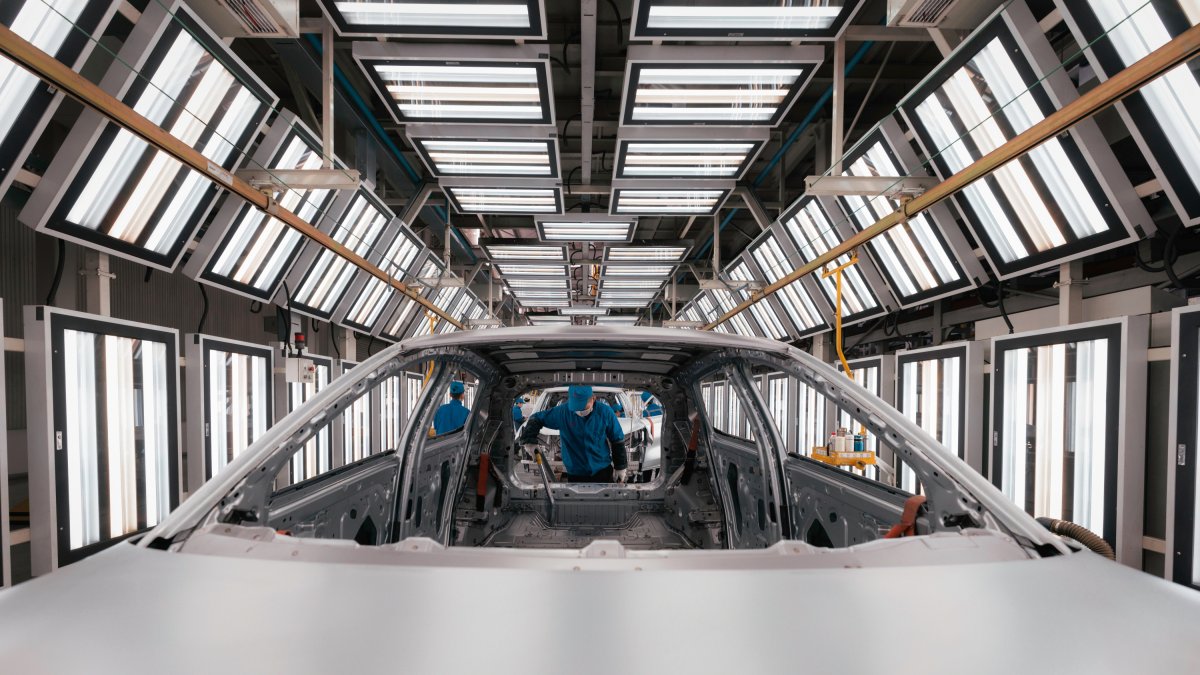 Un operario trabajando en un fábrica de automóviles de la marca china BYD.