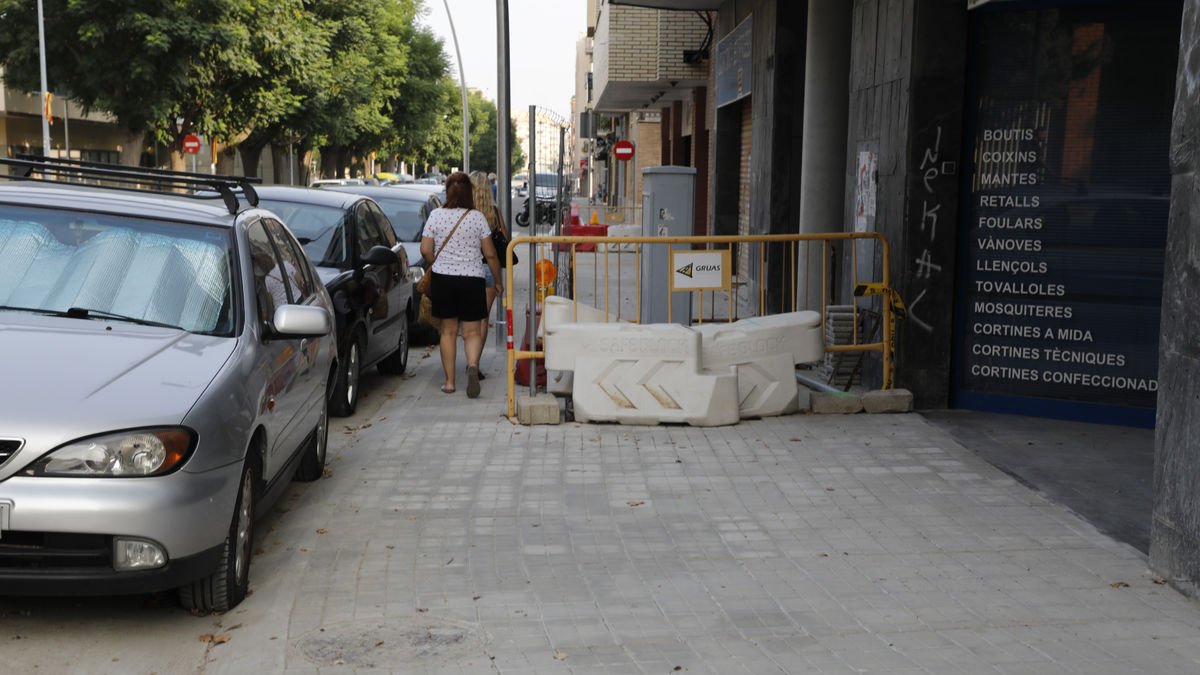 La ampliación de la acera está casi lista. - AMADO FORROLLA