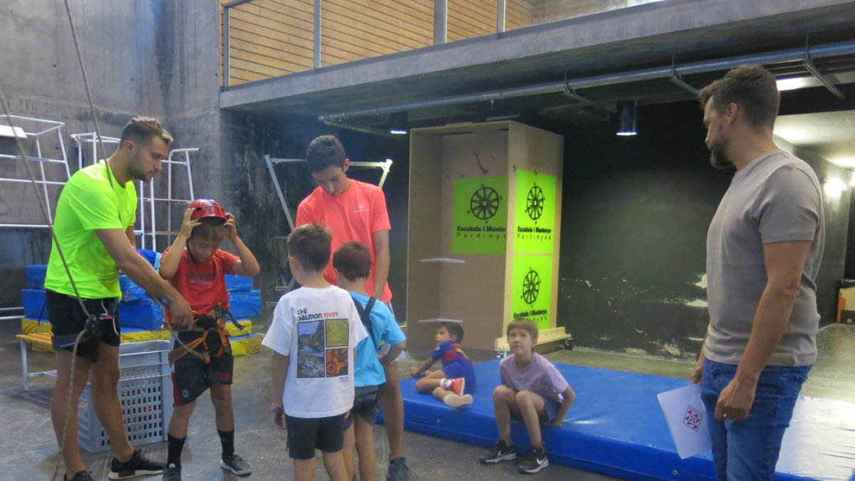 Carlos Enjuanes va visitar ahir les activitats al Juanjo Garra.