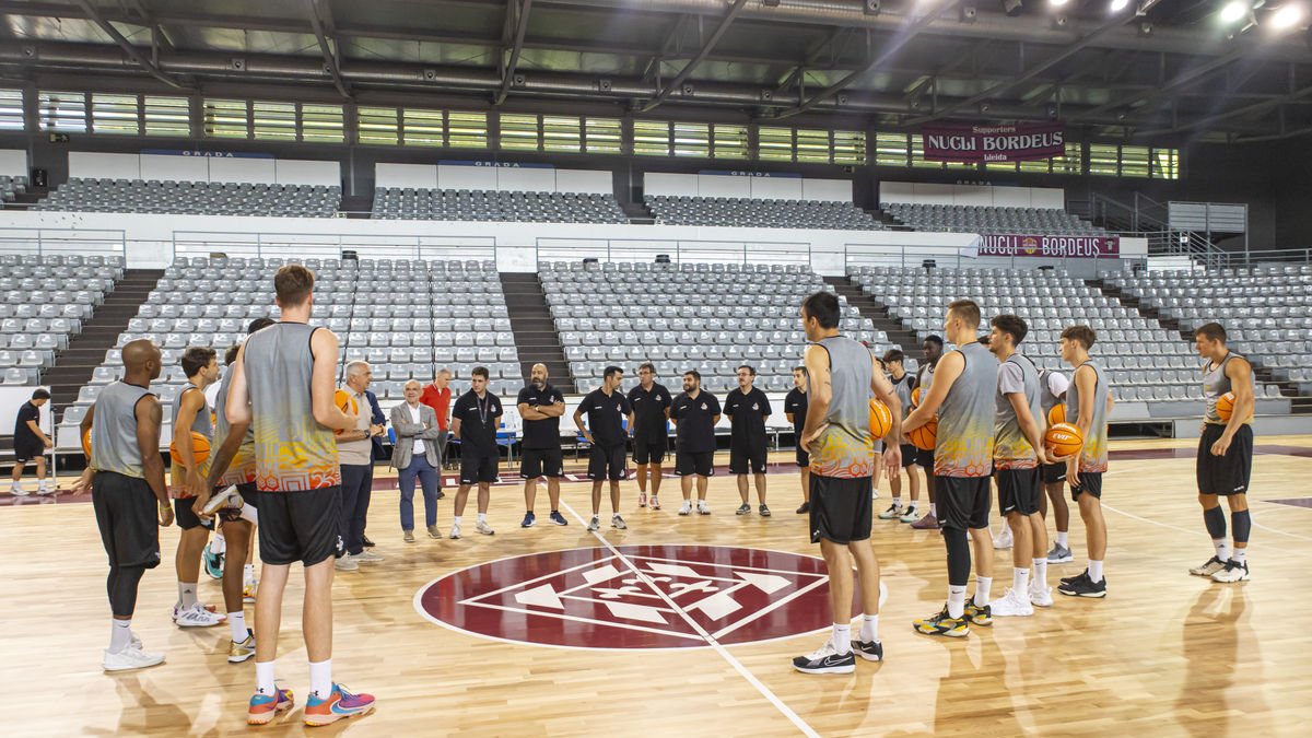 Albert Aliaga dio una pequeña charla ayer antes de comenzar el entrenamiento en la que alentó a los jugadores en una temporada que será histórica. - JORDI ECHEVARRIA
