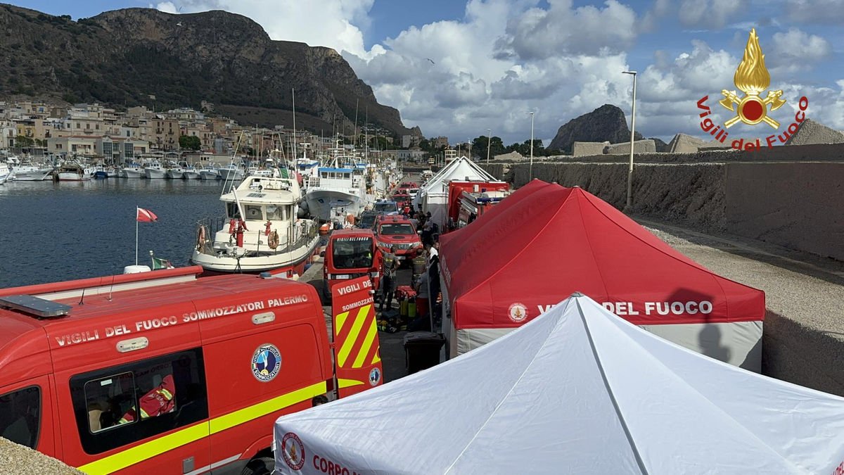 Equips de rescat desplegats pel naufragi a Sicília. - EFE
