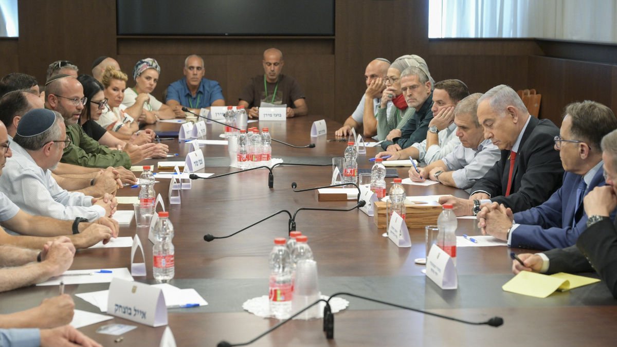 Netanyahu, ayer, con representantes de familiares de los rehenes. - EFE/MA’AYAN TOAF