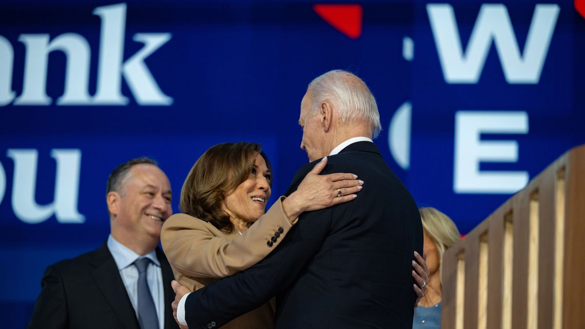 Joe Biden i Kamala Harris s’abracen durant la convenció demòcrata a Chicago. - ANNABELLE GORDON / ZUMA PRESS / CONTACTOPHOTO