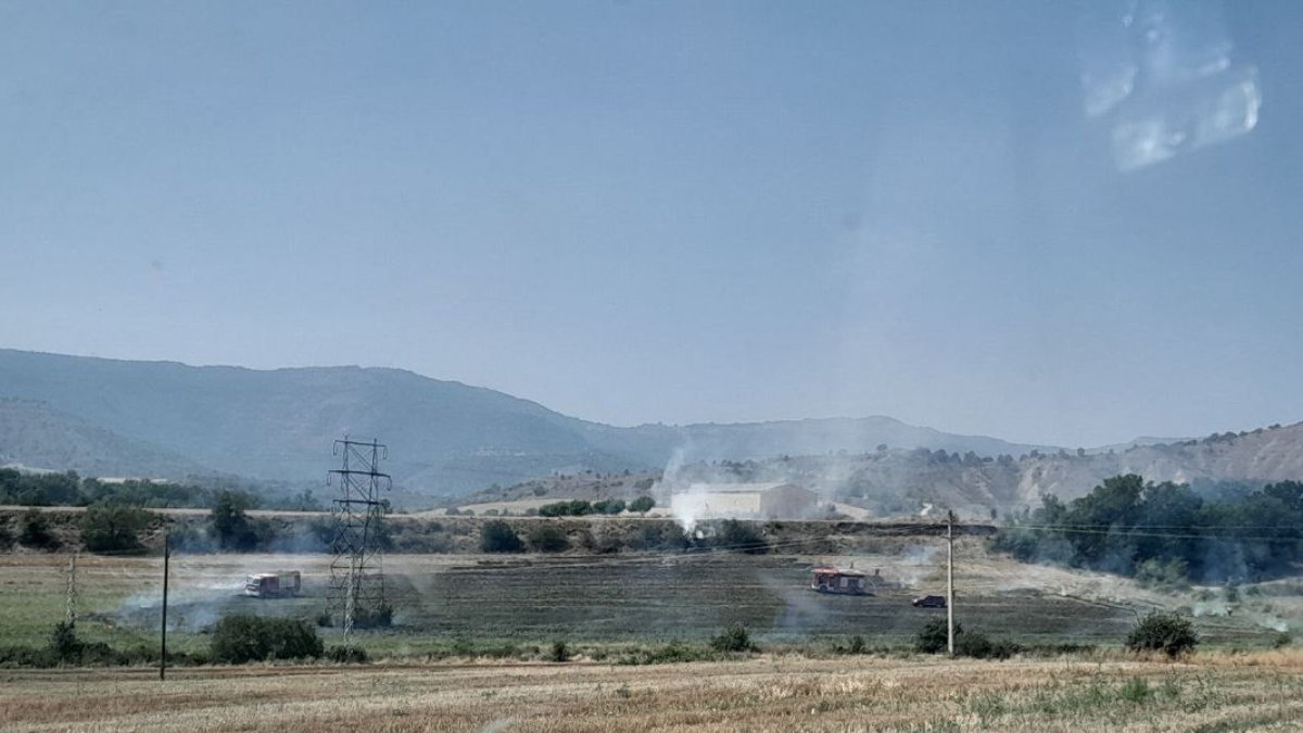 Vista de l’incendi registrat ahir a Tremp.