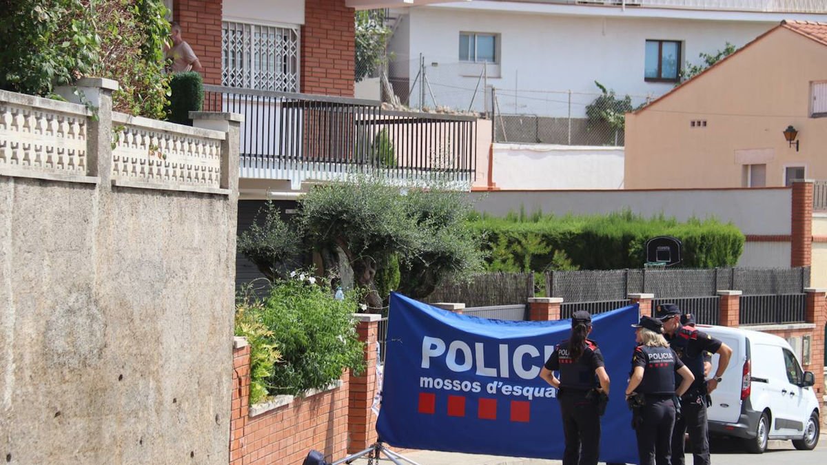 Los Mossos d’Esquadra taparon con una lona la entrada en el domicilio en Castellbisbal. - SEGRE