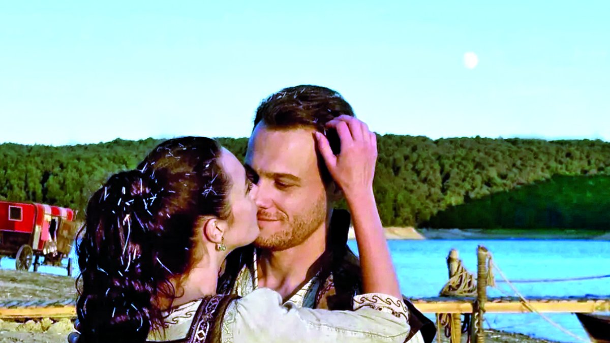 Kerem Bürsin y Melis Sezen