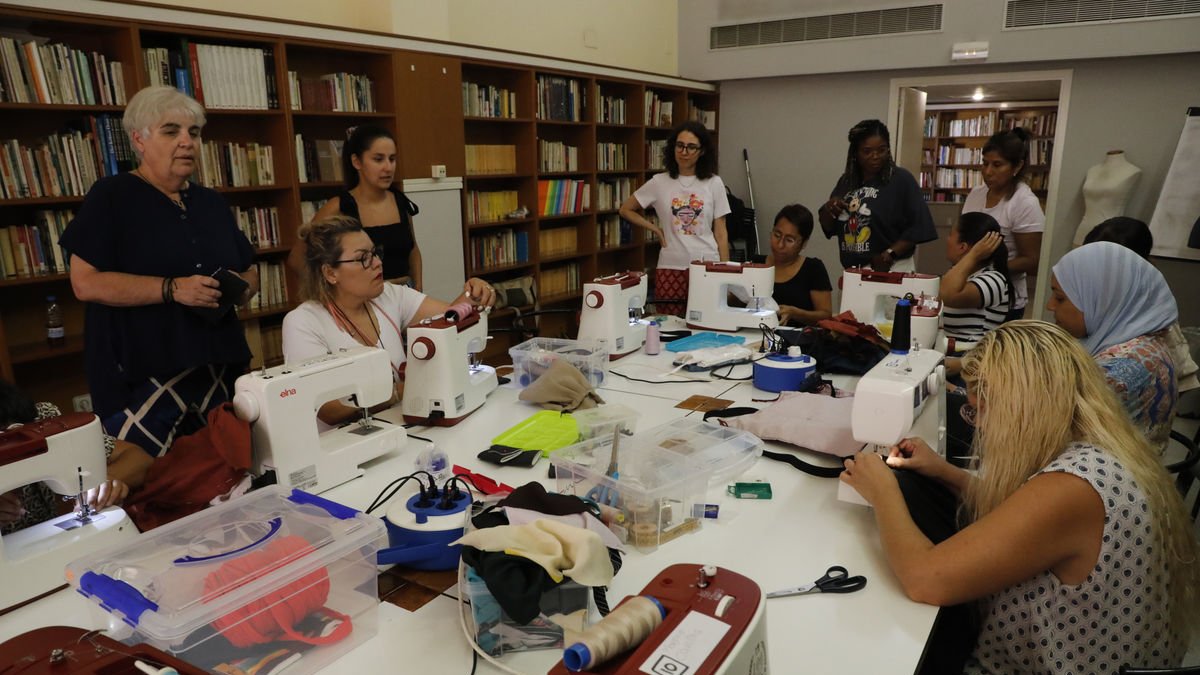 L’alcaldessa accidental, Carme Valls, va visitar ahir el taller de costura a Centre Cívic de la Mariola. - AMADO FORROLLA