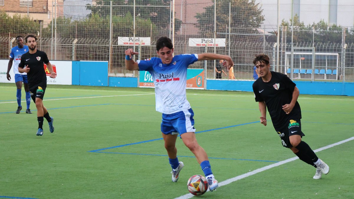 Raúl Ronda controla una pilota que està a punt d’escapar-se per la línia de banda. - JOAN GÓMEZ