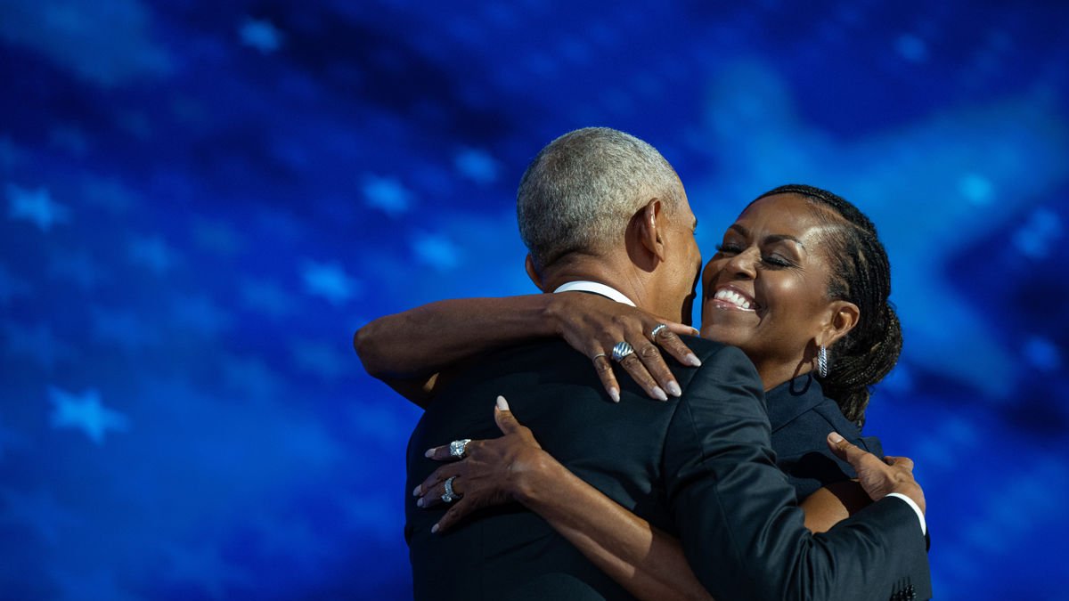 Barack i Michelle Obama s’abracen abans d’intervenir en la Convenció Demòcrata de Chicago. - ANNABELLE GORDON / ZUMA PRESS / CONTACTOPHOTO