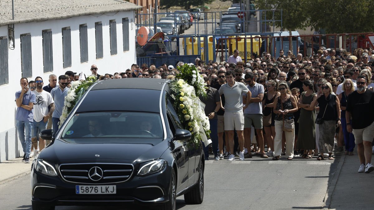 Veïns de Mocejón escorten el cotxe fúnebre que va traslladar ahir el fèretre amb el cos de la víctima. - EFE