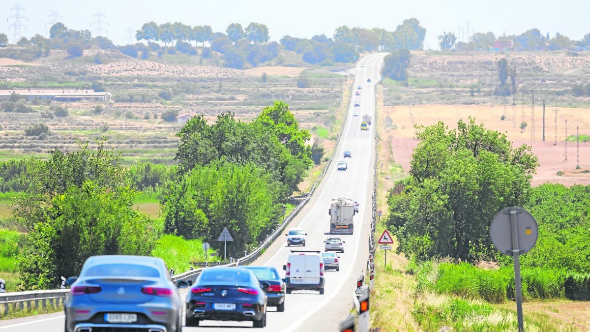 Cotxes a l’N-240 en direcció a les Borges. - JORDI ECHEVARRIA