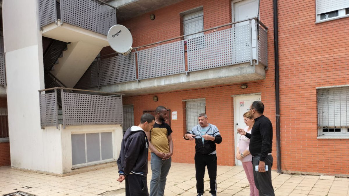 Inquilinos conversando junto al del edificio de Carretera Vella, 82. - JOAN GÓMEZ