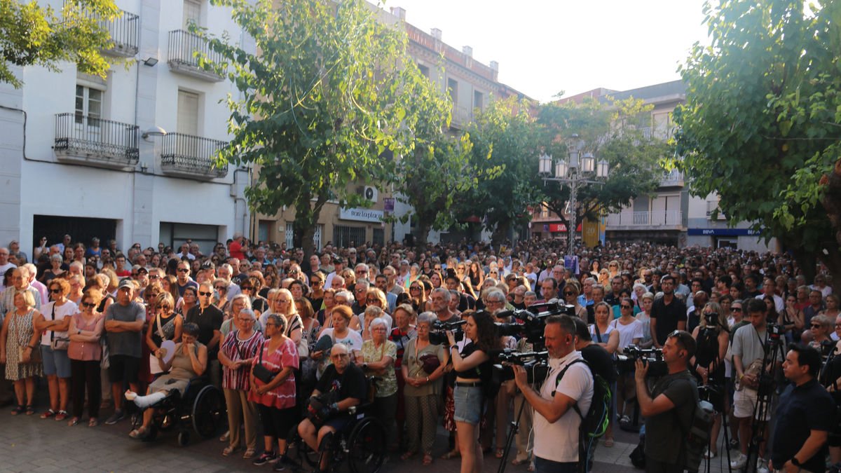Castellbisbal guardó ayer cinco minutos de silencio para condenar el doble crimen machista. - ACN