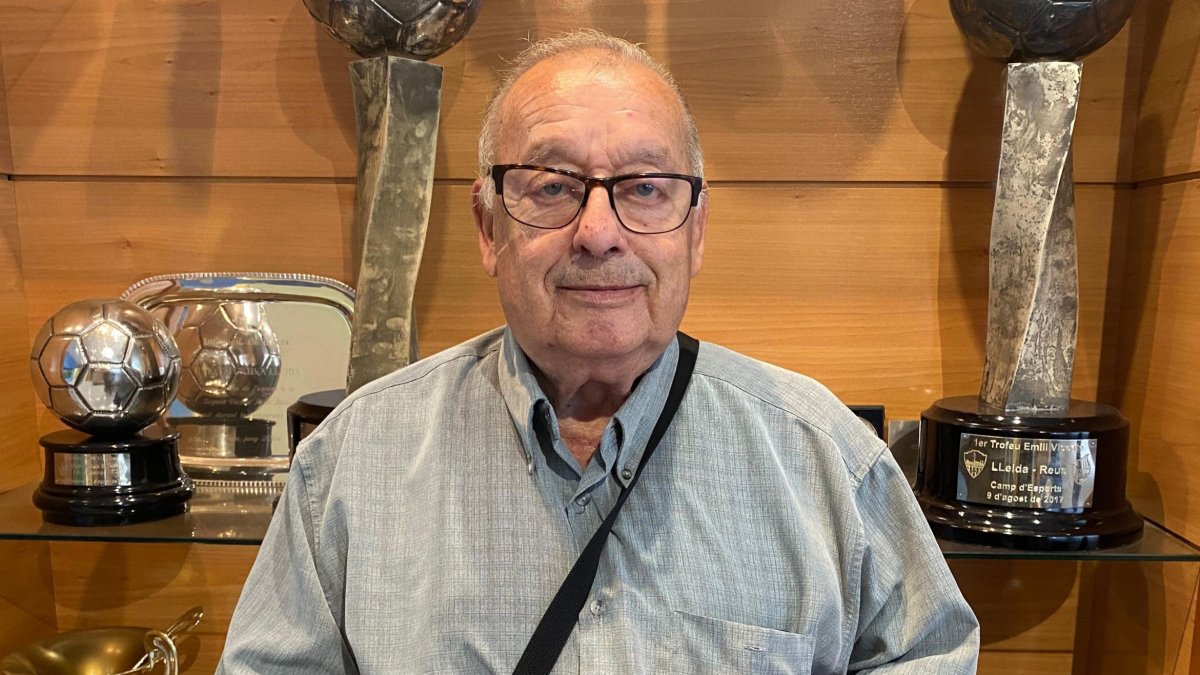 Josep Arturo Royo, amb el seu carnet, ahir al Camp d’Esports