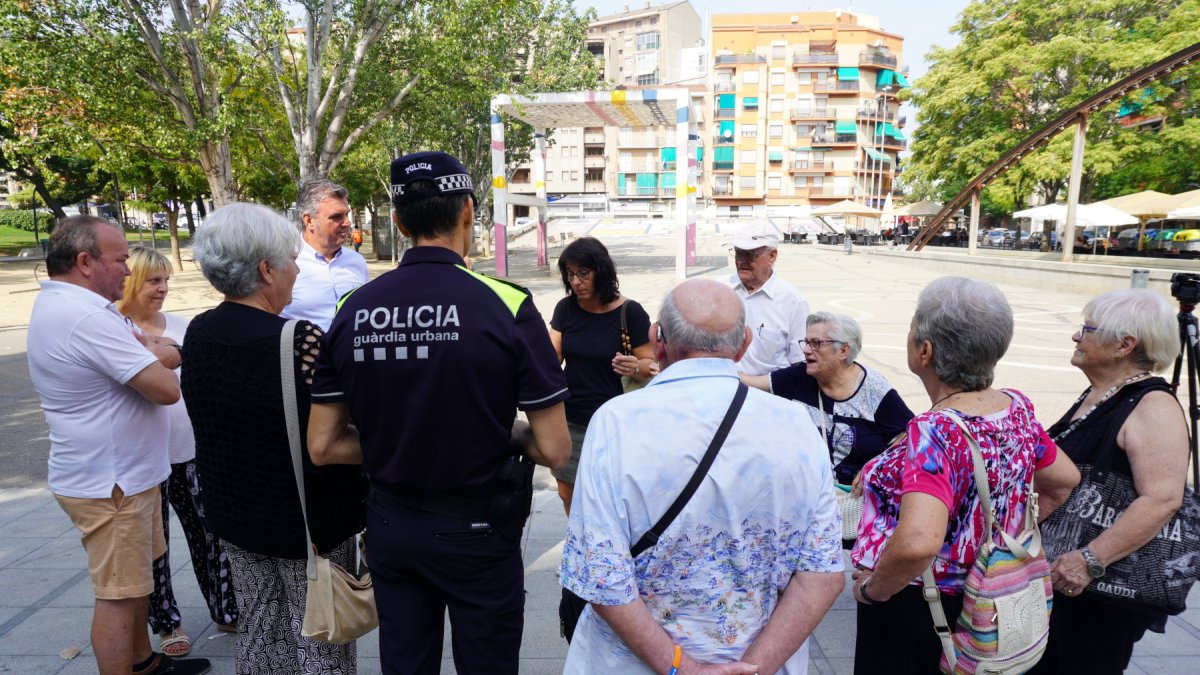 La reunió de l'alcaldessa accidental amb els representants dels veïns, aquest matí a la plaça del Clot.