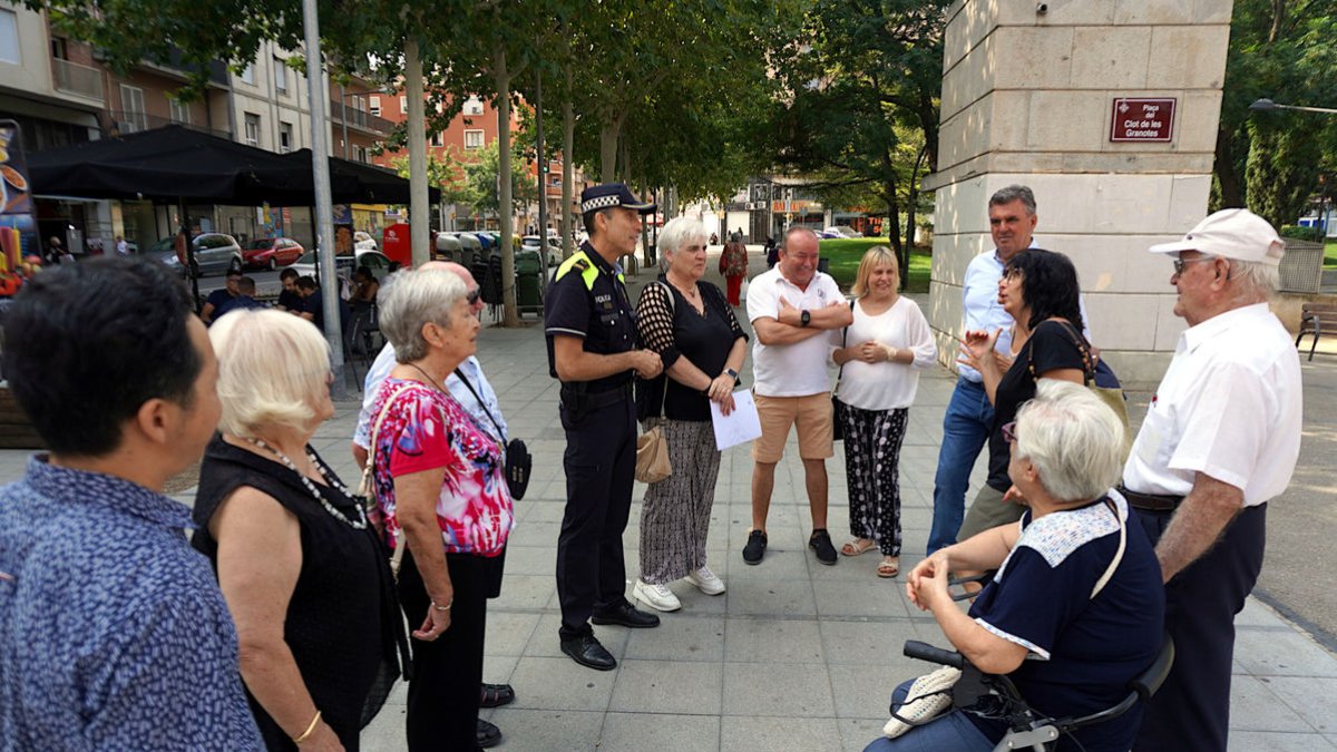 Imagen de la reunión de ayer con vecinos del Clot. - AJUNTAMENT DE LLEIDA
