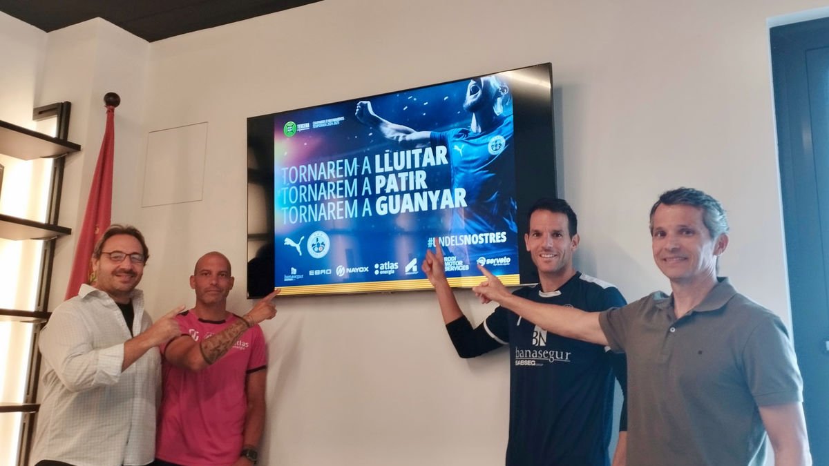 Josep Maria Oromí, Gabri García, Pau Torres i Xavi Bartolo, al costat de l’eslògan de la campanya. - ATLÈTIC LLEIDA