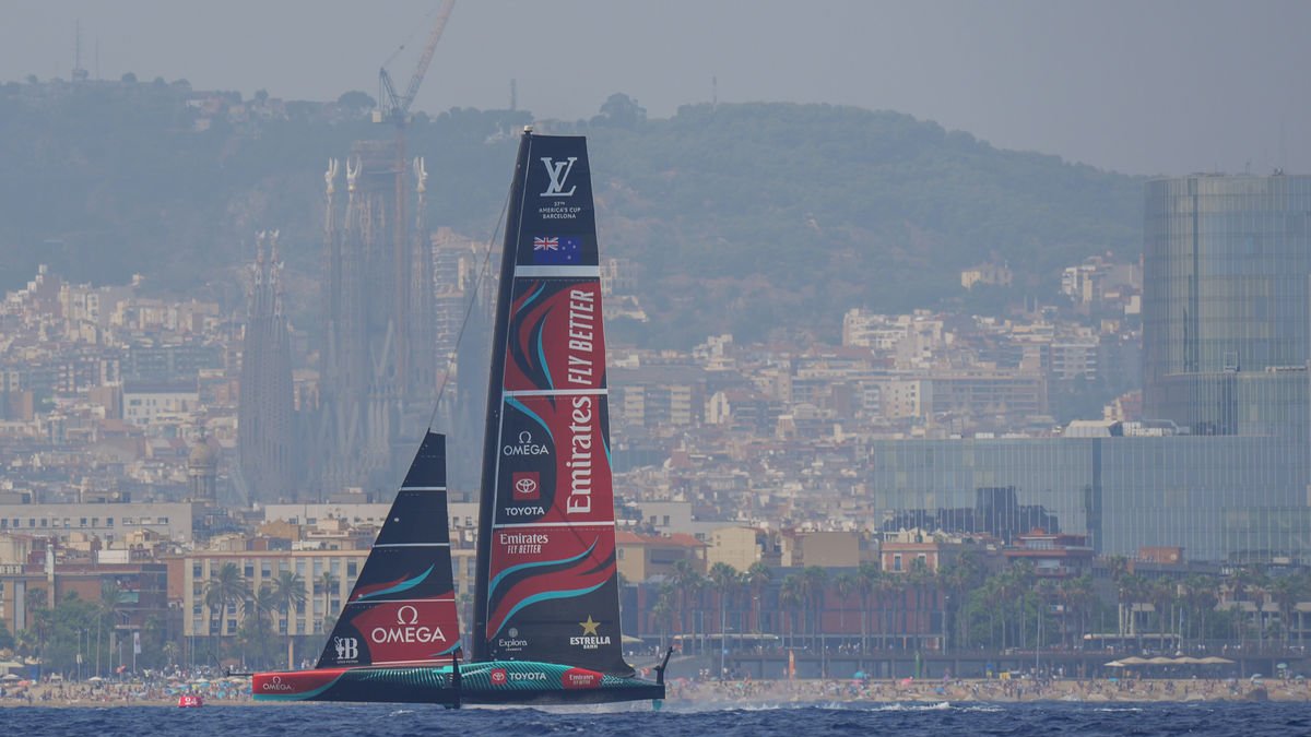El vaixell neozelandès Emirates Team New Zealand, durant la primera jornada de competició. - EFE