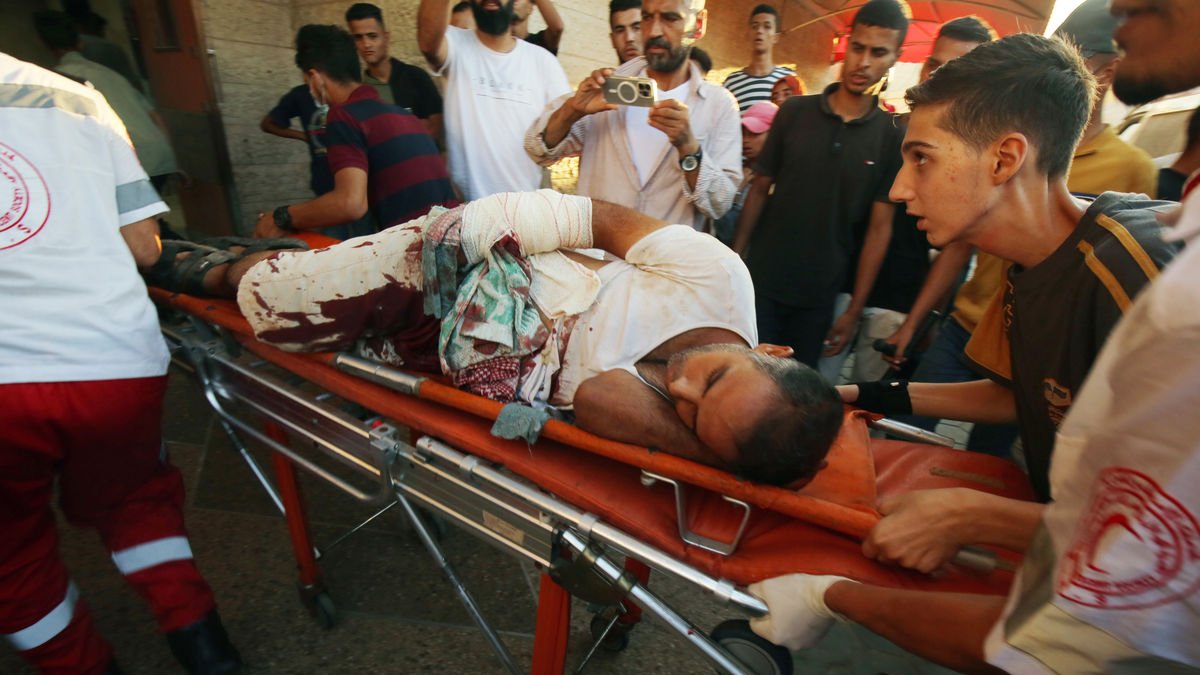 Palestinos llevan a un herido en un ataque israelí en Deir-Al Balah. - EUROPA PRESS