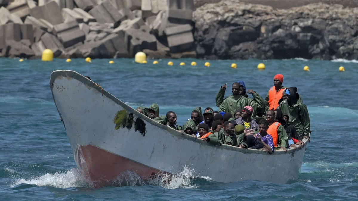 Decenas de migrantes en su llegada ayer al puerto de Arguineguín. - EFE