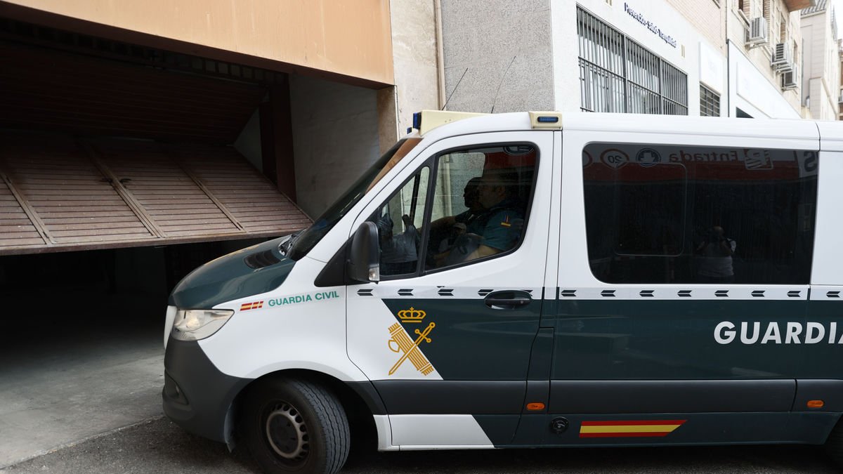 Un furgó de la Guàrdia Civil porta el jove al Jutjat de Toledo. - EFE