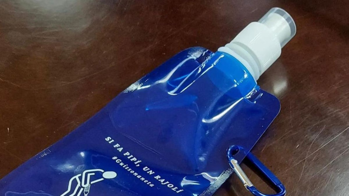 El consistori regala una botella i un portabosses. - AJUNTAMENT DE GUISSONA